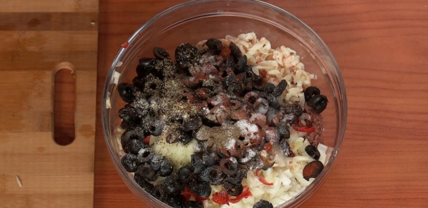 1. Этап. Эмпанадас: Готовим начинку. Для неё необходимо отварить 2 куриных яйца. В мисочку выложите фарш, тёртый курдючный жир (110 граммов), измельчённые, перчик чили (его измельчите и очистите от семян), оливки или маслины (порезанные кружочками), изюм и отварные яйца (их можно измельчить любым способом). Из специй возьмите 1 ч.л. паприки, майоран, чёрный перчик и соль (её добавьте по вкусу). Получившуюся массу хорошенько перемешайте.