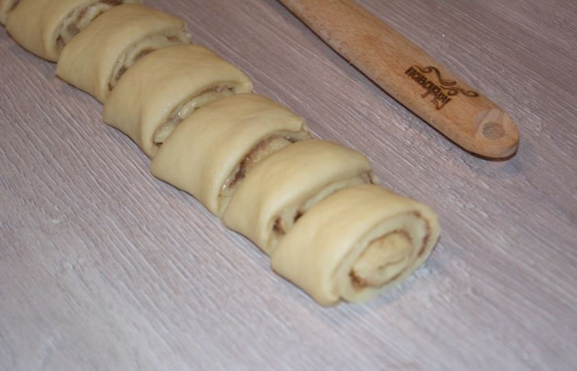 1. Этап. Плюшки с сахаром из дрожжевого теста: Нарежьте на кусочки.