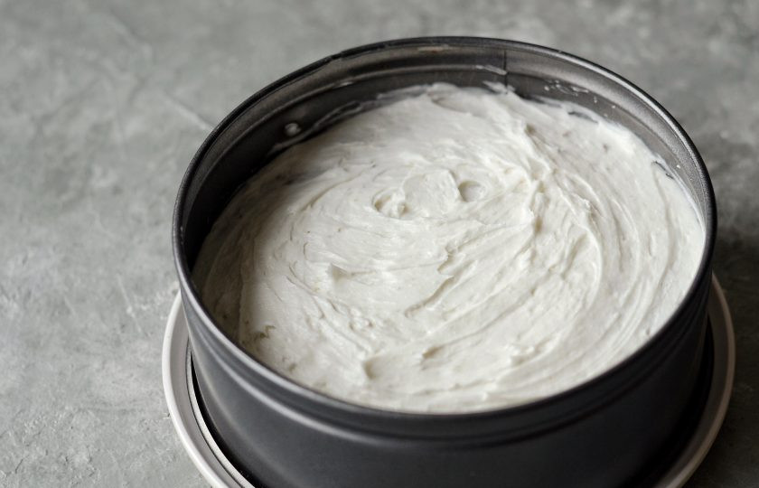 1. Этап. Торт из кокосовой муки: Накройте вторым коржом. Половину оставшегося крема выложите сверху. Уберите торт на 10 минут (не больше!) в холодильник.