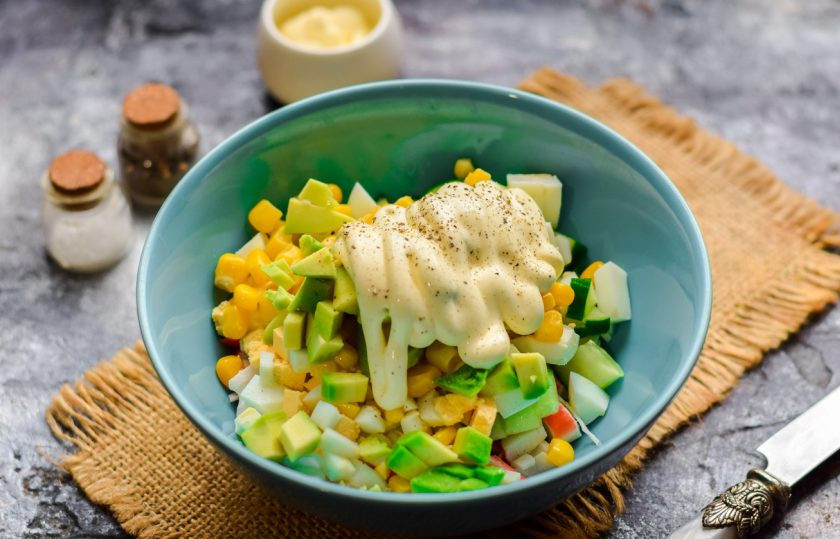 1. Этап. Салат с кукурузой, авокадо и крабовыми палочками: Заправьте салат майонезом, добавьте соль и перец по вкусу, перемешайте и подавайте к столу.