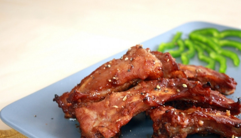 1. Этап. Запеченные свиные ребрышки: 8. Готовые свиные ребрышки подаем к столу со свежими овощами и зеленью. Приятного аппетита!