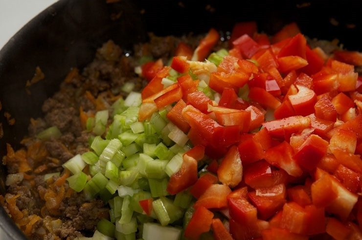 1. Этап. Лазанья с фаршем и овощами: 4. Также рекомендую использовать в рецепт приготовления лазаньи с фаршем и овощами сладкий перец. Режьте его мелко и отправляйте в сковороду. Перемешайте все как следует и оставьте на среднем огне минут на 5.
