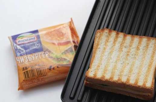 1. Этап. Просто сэндвич: Обжарить на сковороде гриль или просто на сковороде.