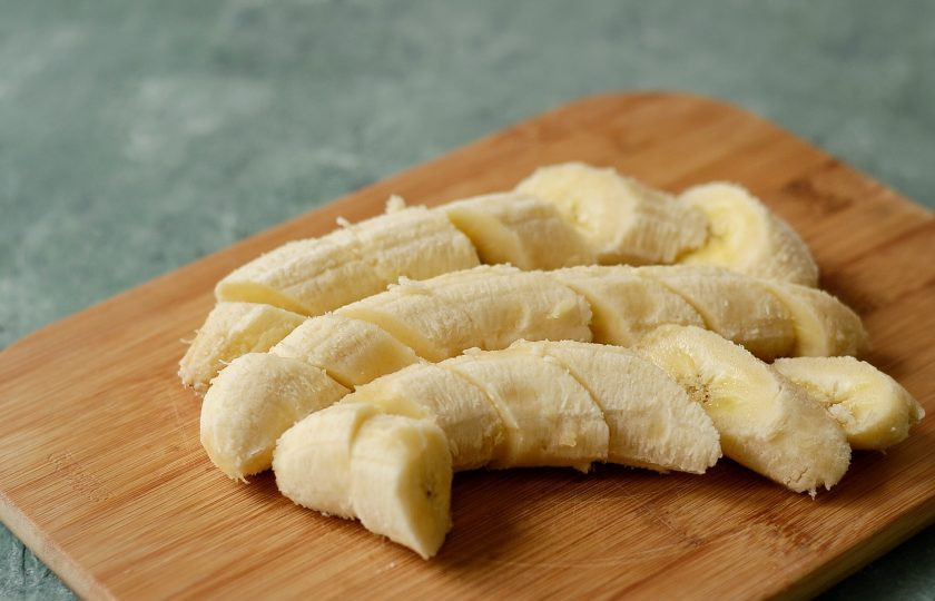 1. Этап. Банановая пастила: Бананы очистите от кожуры, нарежьте кружочками.