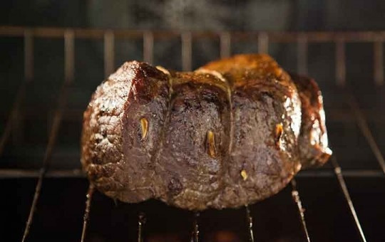 1. Этап. Вкусный рецепт говядины: Готовьте мясо 30 минут, затем уменьшите температуру до 110 и готовьте еще около 1,5, часов. Перед подачей мясо оберните фольгой и оставьте на 30 минут.