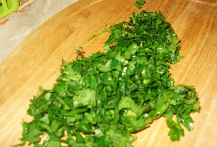 1. Этап. Салат Купеческий со свининой: Петрушку промываем, обсушиваем и измельчаем.