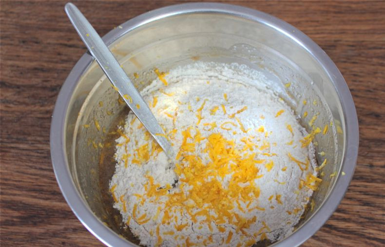 1. Этап. Самое вкусное имбирное печенье: Затем, добавляем муку и цедру лимона. Замешиваем тесто. При необходимости, небольшими порциями добавляем муку.