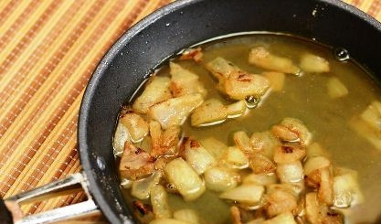 1. Этап. Подлива для мяса: Когда лук начал менять цвет, добавляем вино или яблочный сок. Хорошо перемешиваем и делаем маленький огонь. Тушим содержимое и постоянно помешиваем около 5 минут.