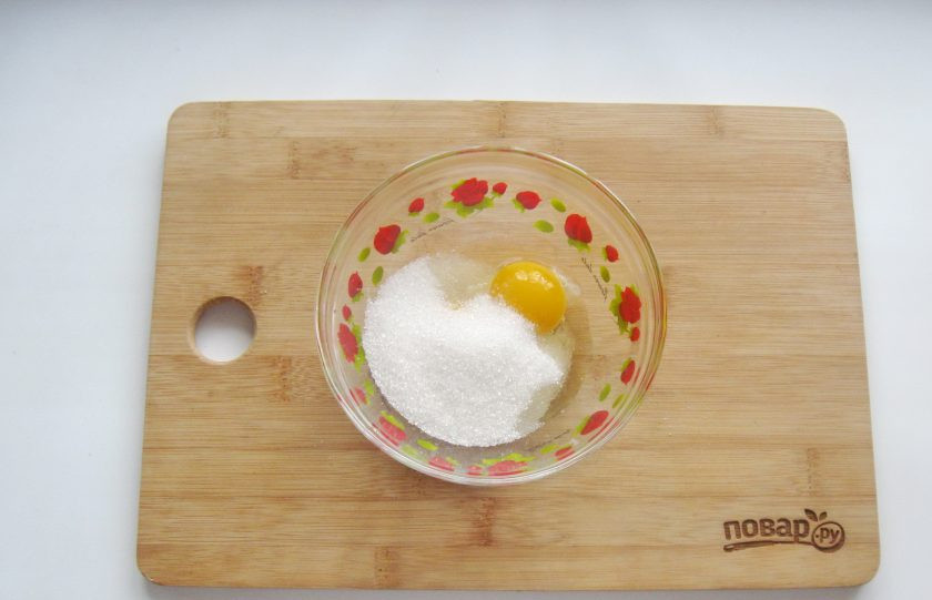 1. Этап. Заварной крем с орехами: Всыпьте сахар и ванильный сахар.