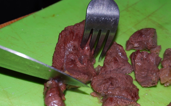 1. Этап. Конина в духовке: А мясо порежьте мелко, прям на один укус чтобы было.