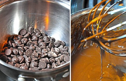 1. Этап. Шоколадный торт с заварным кремом: Глазурь можете приготовить самостоятельно, а можете использовать готовую в пакетиках. Если готовите сами, на водяной бане растопите шоколад, добавьте сливок горячих (70 мл), перемешайте до однородности, снимите с огня, добавьте кусочек сливочного масла. Когда масло растает, дайте глазури остыть.