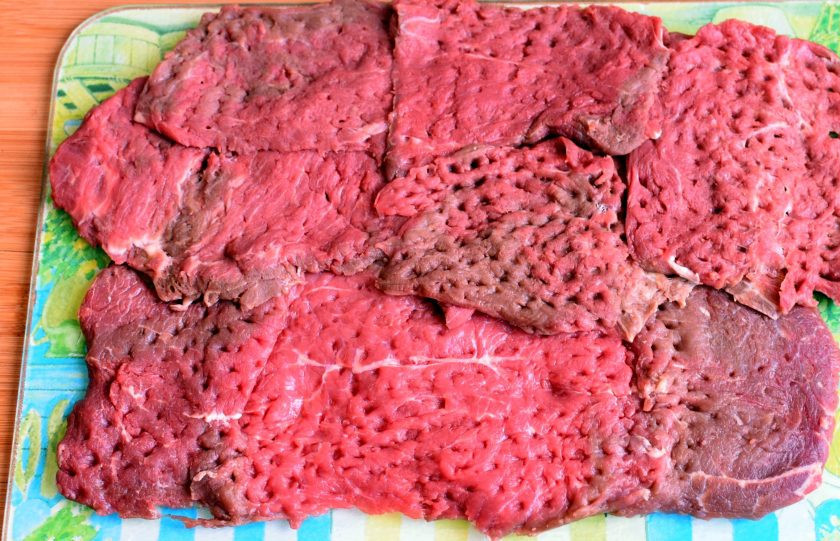 1. Этап. Рулет из говядины под сыром: Мясо разрежьте в зависимости от размера куска. Если куски небольшие, надрезайте их книжкой, поворачивая после разреза в другую сторону и снова надрезая не до конца. Разверните получившуюся книжку и отбейте через пленку до толщины в 1 см, особое внимание уделяя более толстым участкам. Разложите единым пластом на доске, посолите и поперчите по вкусу.