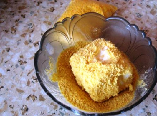 1. Этап. Мороженое в кляре: Далее обваляйте мороженое в измельченных кукурузных хлопьях и снова в яйце.