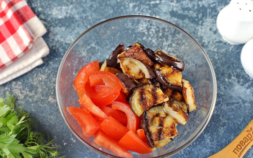 1. Этап. Салат к шашлыкам: Помидор нарежьте небольшими дольками и удалите семена.