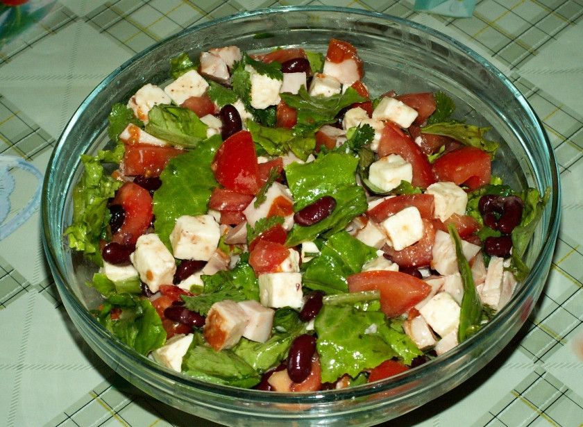 1. Этап. Cалат с копченой куриной грудкой: 12. Вылить заправку и аккуратно перемешать. Вот и весь простой рецепт салата с копченой куриной грудкой. Перед подачей нужно дополнить его сухариками и все, блюдо готово.