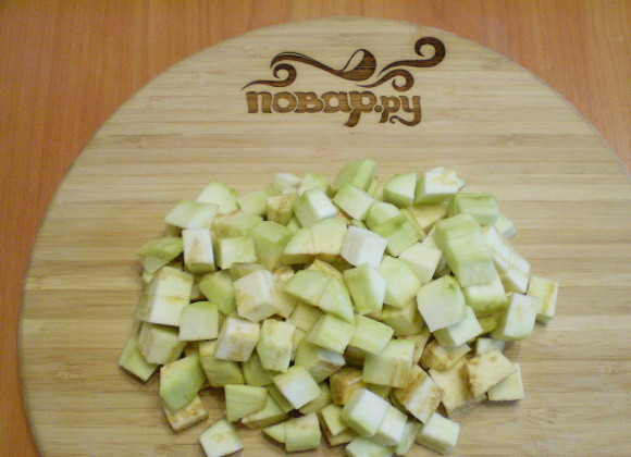 1. Этап. Баклажаны жареные с чесноком и сметаной: 3. Режем кубиками примерно 1 на 1 см.