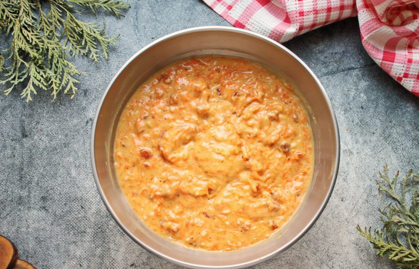 1. Этап. Морковный торт с апельсиновым курдом: Аккуратно перемешайте, чтобы получилось тесто как густая сметана без комочков муки.