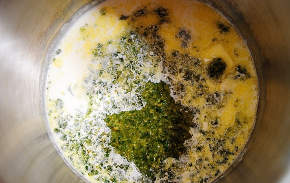 1. Этап. Макароны с песто и пармезаном: 4. Добавьте в сливочную смесь соус 