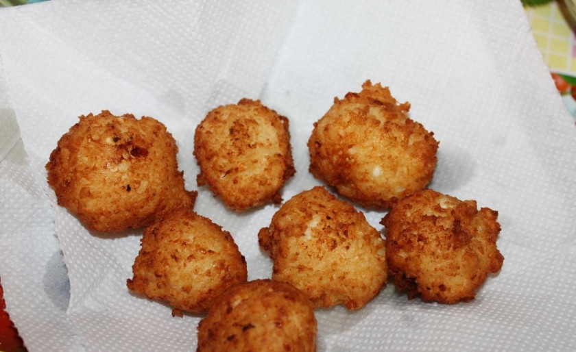 1. Этап. Пончики из творога классические: 9. Перекладываю пончики на бумажное полотенце, чтобы ушел лишний жир.