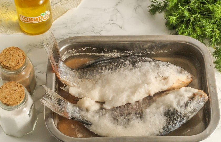 1. Этап. Таранка из карася в домашних условиях: Спустя указанное время в емкости образуется рапа (солевой раствор) и тушки все будут в ней.