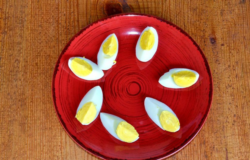 1. Этап. Салат из брокколи и огурцов: Яйца остудите, очистите и нарежьте на 4 части. Выложите на тарелку для подачи.