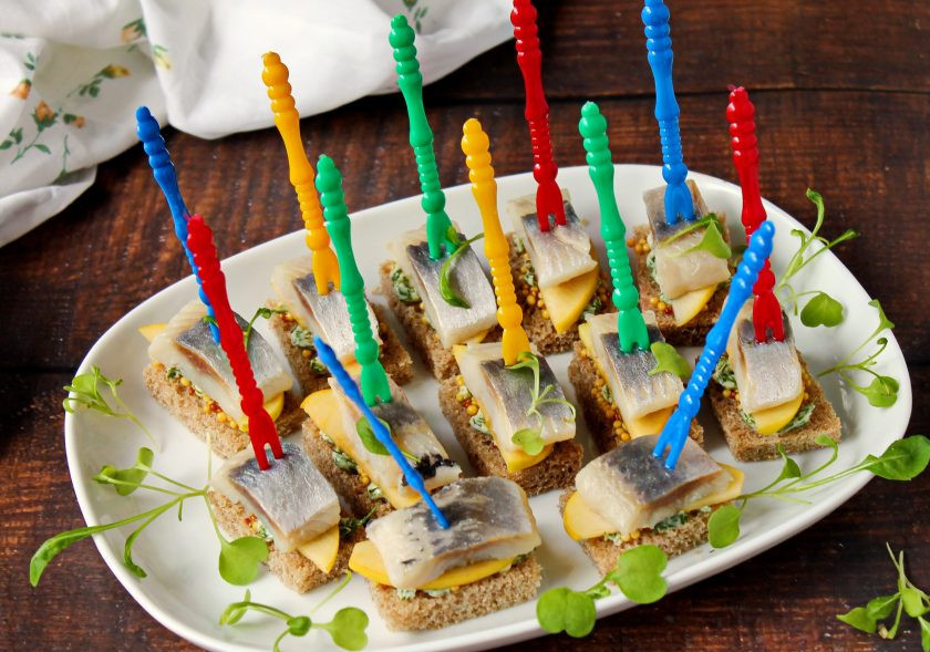 1. Этап. Канапе с селедкой и черным хлебом на шпажках: Приятного аппетита!