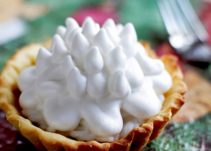 1. Этап. Корзинки с белковым кремом: 12. Украсьте корзинки кремом и дайте им постоять в холодильнике около 30 минут (минимум).