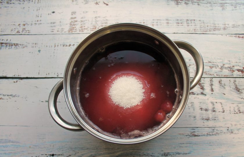 1. Этап. Желе из черешни на зиму: Всыпьте сахар, влейте лимонный сок в кастрюлю и варите в течение 5 минут. Сахар должен полностью раствориться. Снимите кастрюлю с огня, дайте постоять 5 минут и добавьте набухший желатин. Все перемешайте до растворения желатина, разлейте по стерилизованным банкам и оставьте до полного остывания. Закройте банки крышками и уберите на хранение.