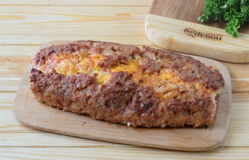 1. Этап. Сытные фрикаделины с начинкой: Запекайте рулет в духовке при температуре 170 градусов 1 час. За 15 минут до готовности фольгу разверните, а верх рулета смажьте соком, который будет в фольгу.