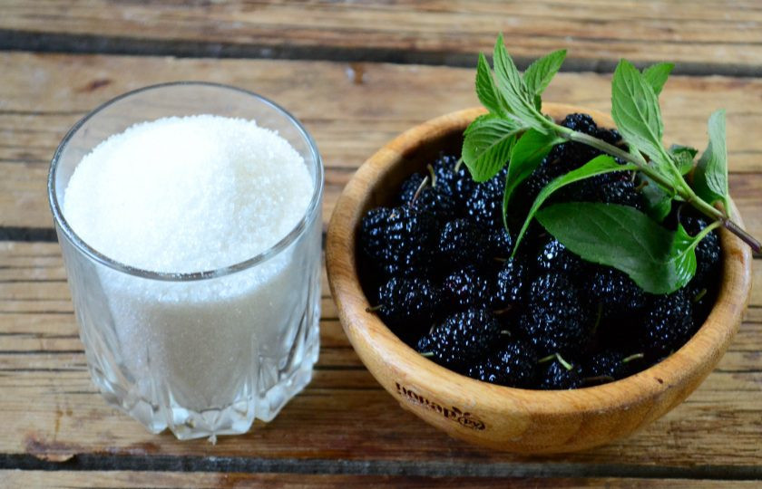 1. Этап. Джем из шелковицы на зиму: Подготовьте все необходимые ингредиенты. Шелковицу переберите и промойте.