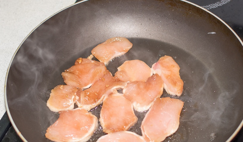 1. Этап. Легкий салат с курицей: Обжариваем курочку на сковороде на самом сильном огне с двух сторон до появления корочки.