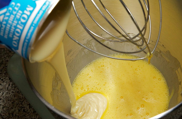 1. Этап. Торт для мужа: 4. Тонкой струйкой влить сгущенное молоко. В рецепт приготовления торта для мужа можно использовать и другие подсластители – сахар или мед, например.