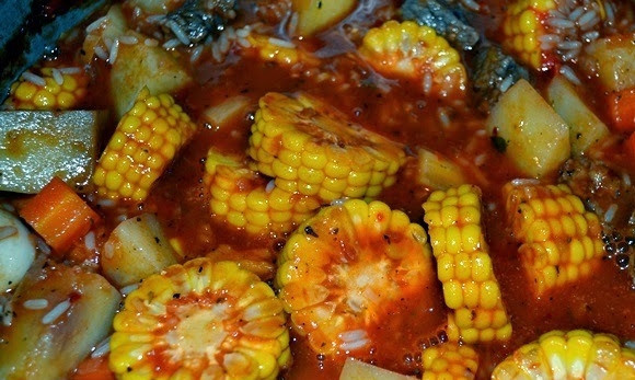 1. Этап. Рагу из говядины в тыкве по-аргентински: Хорошо перемешаем рагу и затем выкладываем его в тыкву. Отправляем тыкву с рагу в духовку еще минут на 15-20.