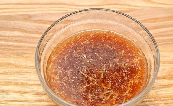 1. Этап. Соус китайский: 1. Соевый соус, сахар, тертый имбирь, бульон и кукурузный крахмал смешайте в миске.