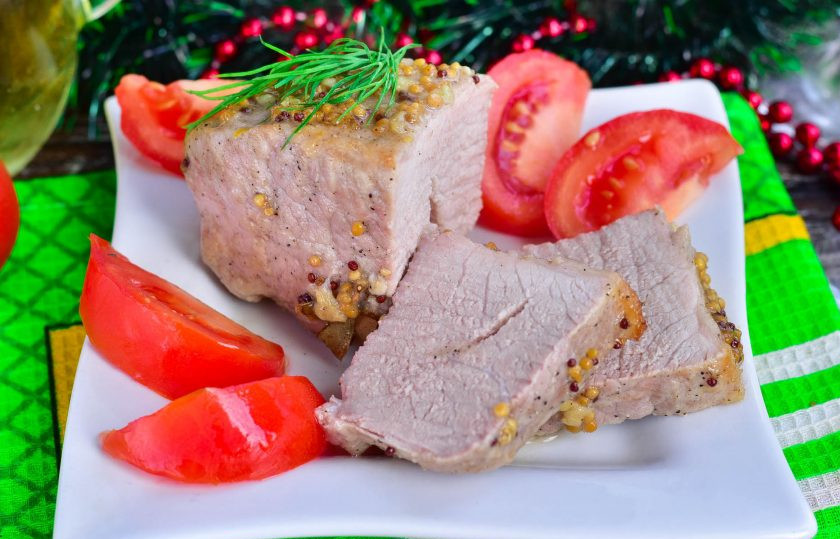 1. Этап. Запеченное мясо на Новый год: Для удобства можно нарезать на порционные куски.