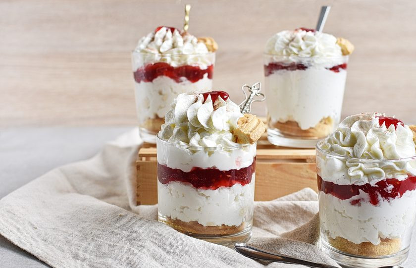 1. Этап. Десерт в стаканчиках: Выложите взбитые сливки. Лучше, конечно, переложить взбитые сливки в кондитерский мешок и отсадить сливки художественно. Украсьте сверху десерт капелькой джема, присыпьте корицей и воткните кусочки печенья. Подавайте десерт сразу.