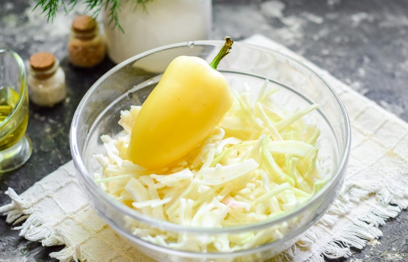 1. Этап. Казацкий борщ: Нашинкуйте капусту и подготовьте второй перец. Когда картофель будет готов, переложите в бульон заправку со сковороды и капусту с перцем.