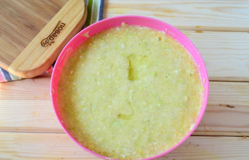 1. Этап. Кабачковый торт (мастер-класс): Хорошенько вымесите массу рукой, чтобы все ингредиенты полностью соединились и превратились в единое целое.