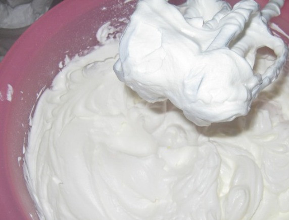 1. Этап. Шоколадный мусс для торта: Взбейте сливки с сахарной пудрой, затем добавьте сметану и снова взбейте.