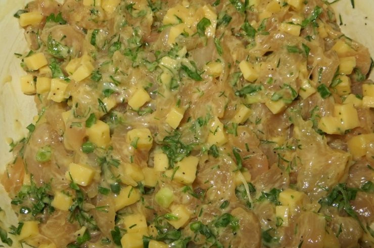 1. Этап. Куриные котлеты Нежность: Теперь добавляем кубики сыра, измельченную зелень, молотый перец и соль, тщательно вымешиваем фарш и ставим его на полчасика в холодильник.