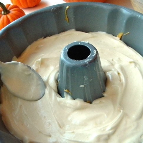 1. Этап. Торт из тыквы: Разравниваем обратной стороной чайной ложки.