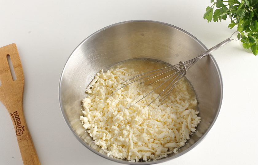 1. Этап. Ленивые хачапури на кефире: Добавьте тертый на крупной терке сыр.