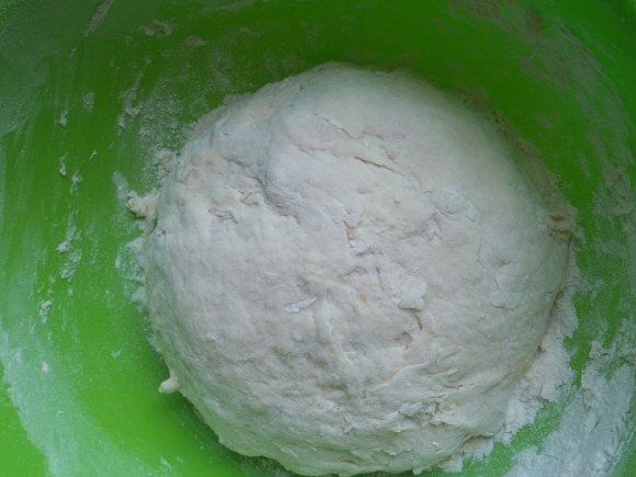 1. Этап. Хачапури по-гурийски: Замесите тесто и оставьте его подниматься в тёплом месте на два часа. Периодически приминая.