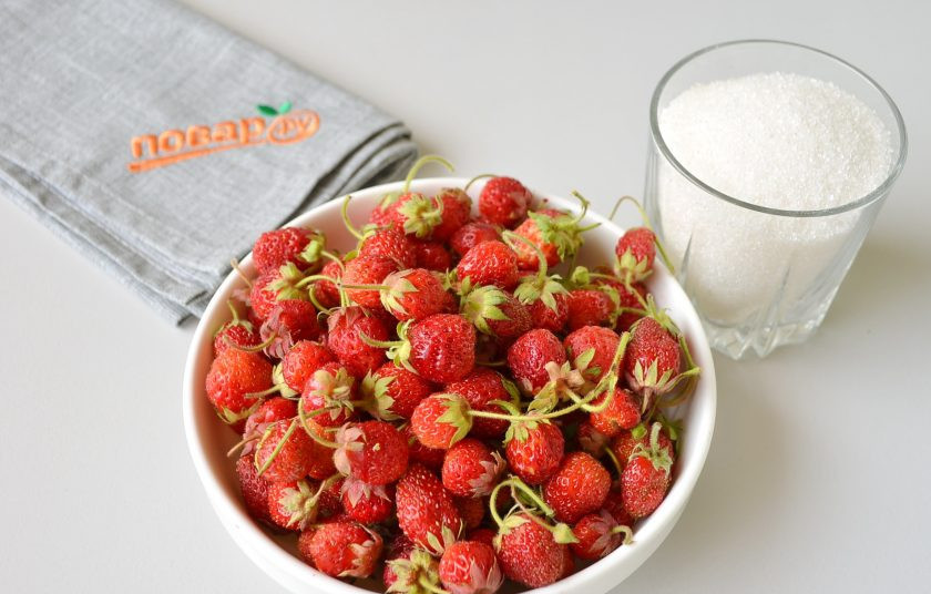 1. Этап. Земляника с сахаром на зиму без варки: 1. Подготовьте ягоды и сахар, стерильные баночки с крышками.