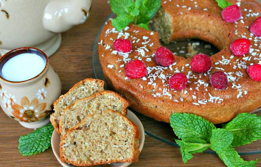 1. Этап. Кекс на кокосовом молоке: Кокосовый кекс готов. Перекладываем его на блюдо и сверху смазываем кокосовым молоком. Посыпаем кокосовой стружкой. Можно дополнить ягодами или листочками мяты. Приятного чаепития!