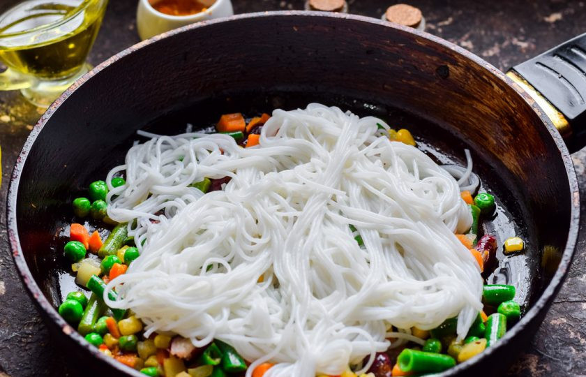 1. Этап. Рисовая лапша с овощами по-китайски: Рисовую лапшу отварите отдельно в течение 4 минут. Добавьте лапшу в овощи.