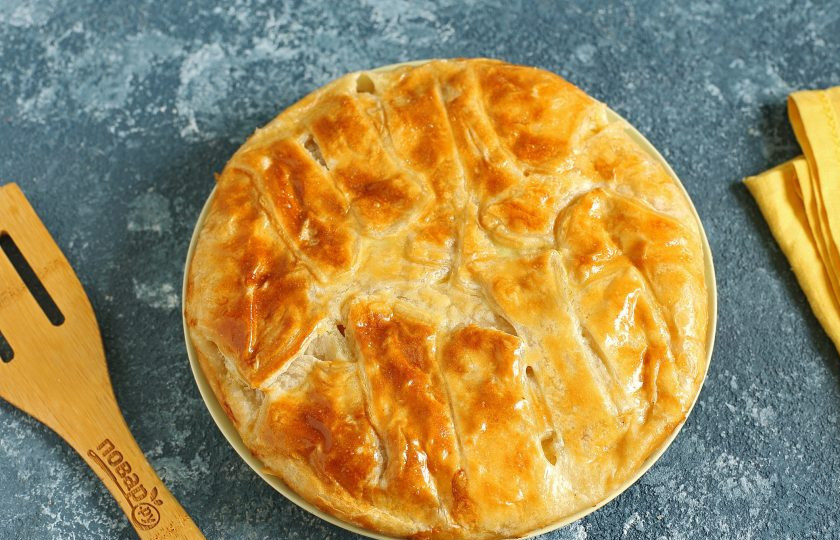 1. Этап. Пирог с кальмарами: Пирог с кальмарами готов. Дайте ему немного остыть и сразу подавайте к столу.