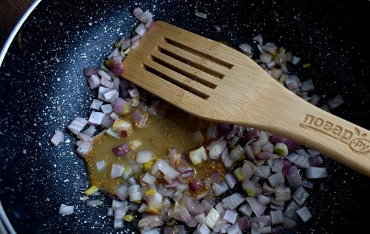 1. Этап. Королевский картофельный салат: Лимонный сок, воду, горчицу, сахар смешайте, добавьте к луку, готовьте в течение 5 минут до загустения.