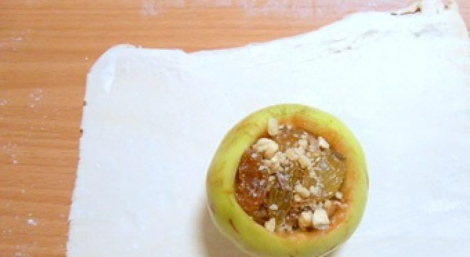 1. Этап. Яблоки в хрустящем тесте: 4. На середину выкладываем наше начиненное яблоко. Рассчитайте тесто, когда будете нарезать пласты, так, чтобы его хватило 