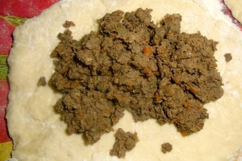 1. Этап. Начинка с печенью для пирожков: Проверяем начинку на соленость. И можем лепить пирожки. Раскатываем лепешку и кладем в центр начинку (при помощи столовой ложки.